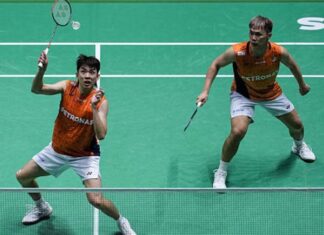 Man Wei Chong and Tee Kai Wun advance to the 2025 French Open quarter-finals after defeating Ben Lane and Sean Vendy. (Photo: AFP)