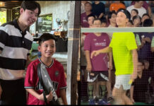 Kento Momota (R) and Seo Seung Jae happily playing and posing for photos with Malaysian badminton fans. (Photo: Internet)
