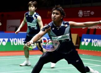 Kang Khai Xing and Aaron Tai survive another close match to reach the SYED MODI 2025 semifinals. (Photo: Bernama)