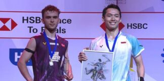 Jonatan Christie (right) and Magnus Johannesen (left) pose for photos during the 2025 Hylo Open awards ceremony. (Photo: BWF)