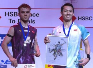 Jonatan Christie (right) and Magnus Johannesen (left) pose for photos during the 2025 Hylo Open awards ceremony. (Photo: BWF)