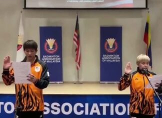 Chen Tang Jie and Toh Ee Wei lead Malaysia’s SEA Games badminton team as captains during the oath-taking ceremony. (BAM)