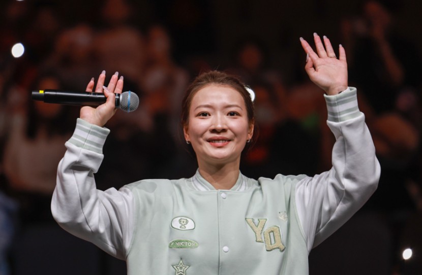 Huang Yaqiong waves to fans during her retirement ceremony at the BWF World Tour Finals. (Photo: BWF)