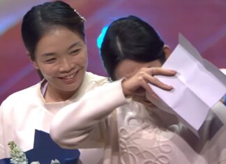 Jia Yifan breaks down in tears while addressing Chen Qingchen during the retirement ceremony. (Photo: BWF)