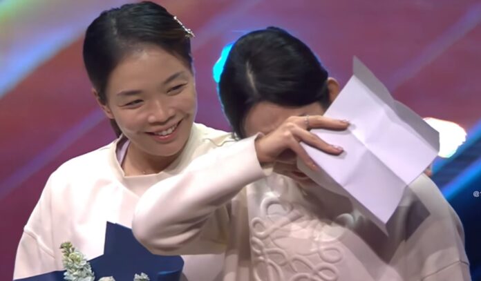 Jia Yifan breaks down in tears while addressing Chen Qingchen during the retirement ceremony. (Photo: BWF)