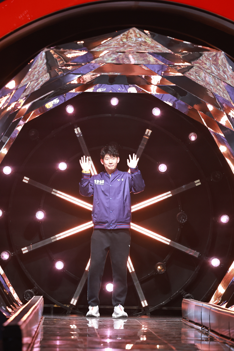 Liu Yuchen reflects on his career during the retirement ceremony in Hangzhou. (Photo: Xinhua)