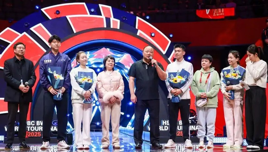 Zhang Jun delivers a tribute speech at the retirement ceremony for Chen Qingchen, Zheng Siwei, Huang Yaqiong and Liu Yuchen. (Photo: BWF)