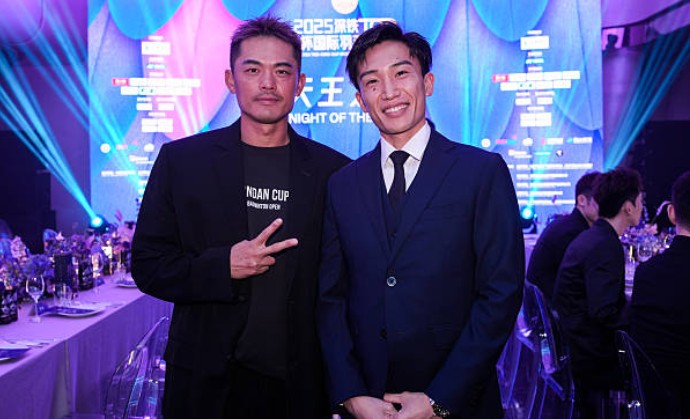 Lin Dan poses with Kento Momota during the opening ceremony of the 2025 King Cup. (Photo: Shi Tang/Getty Images)