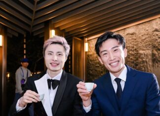 Shi Yuqi and Kento Momota spend time together ahead of their King Cup encounter. (Photo: King Cup official)