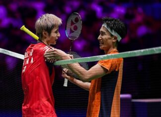 Shi Yuqi greets Kento Momota after their first round match at the 2025 King Cup in Shenzhen. (Photo: Shi Tang/Getty Images)