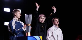 Shi Yuqi stands on the podium with runner-up Anders Antonsen (left) and bronze medallist Alex Lanier (right) at the 2025 King Cup awards ceremony. (Photo: Shi Tang/Getty Images)