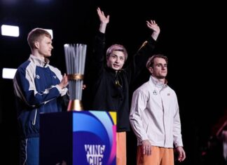 Shi Yuqi stands on the podium with runner-up Anders Antonsen (left) and bronze medallist Alex Lanier (right) at the 2025 King Cup awards ceremony. (Photo: Shi Tang/Getty Images)