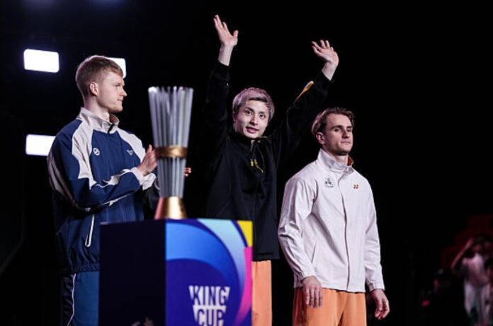 Shi Yuqi stands on the podium with runner-up Anders Antonsen (left) and bronze medallist Alex Lanier (right) at the 2025 King Cup awards ceremony. (Photo: Shi Tang/Getty Images) Shi Yuqi stands on the podium with runner-up Anders Antonsen (left) and bronze medallist Alex Lanier (right) at the 2025 King Cup awards ceremony. (Photo: Shi Tang/Getty Images)