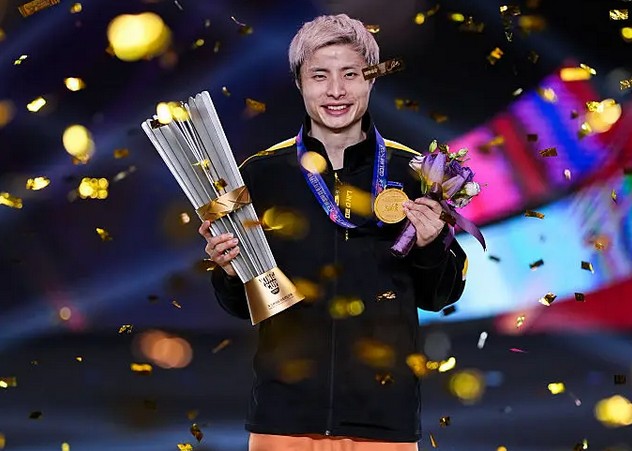 Shi Yuqi celebrates after winning the 2025 King Cup title. (Photo: Shi Tang/Getty Images)