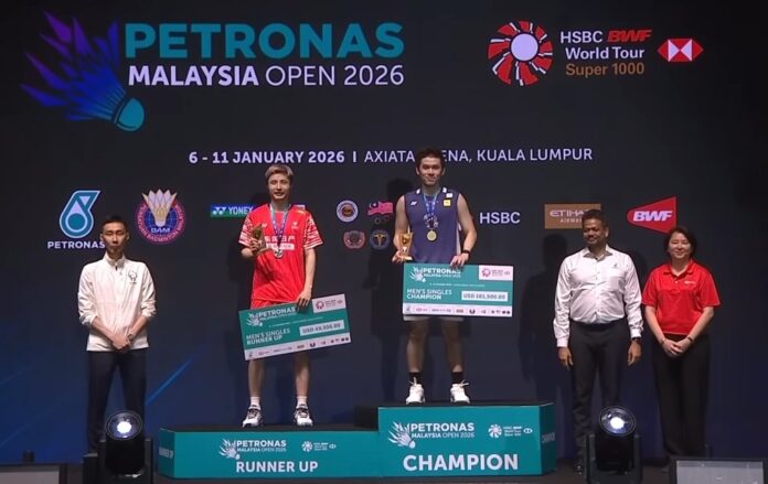 Badminton legend Lee Chong Wei hands the 2026 Malaysia Open trophy to Kunlavut Vitidsarn. (Photo: Shi Tang/Getty Images)