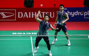Goh Sze Fei–Nur Izzuddin, Chen Tang Jie–Toh Ee Wei, and Pearly Tan–Thinaah Muralitharan power into the Indonesia Masters finals