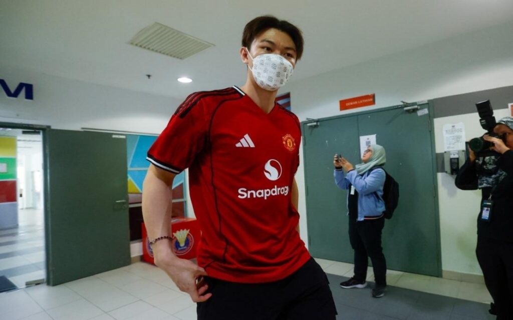 Lee Zii Jia arrives at Akademi Badminton Malaysia for Thomas Cup discussion – latest badminton news update. (Photo: Bernama)