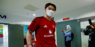 Lee Zii Jia arrives at Akademi Badminton Malaysia for Thomas Cup discussion – latest badminton news update. (Photo: Bernama)