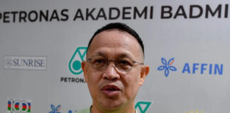 Rexy Mainaky oversees Malaysia badminton doubles training ahead of Thomas Cup. (Photo: Bernama)