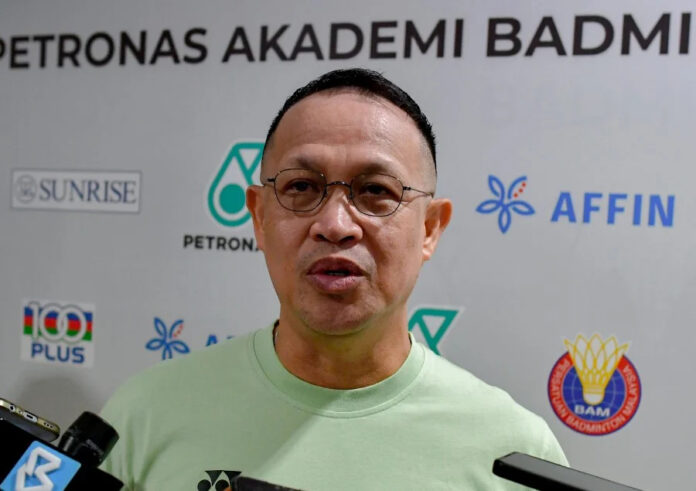 Rexy Mainaky oversees Malaysia badminton doubles training ahead of Thomas Cup. (Photo: Bernama)