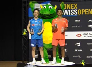 Yushi Tanaka (L) and Alwi Farhan pose for photos at the 2026 Swiss Open badminton awards ceremony in Basel. (Photo: BWF)