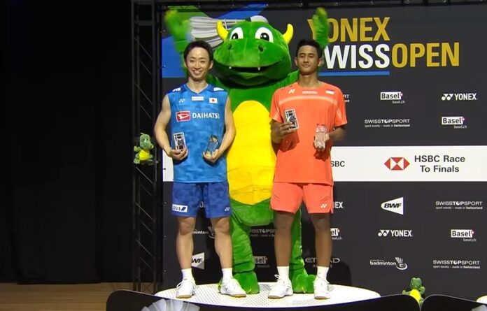 Yushi Tanaka (L) and Alwi Farhan pose for photos at the 2026 Swiss Open badminton awards ceremony in Basel. (Photo: BWF)