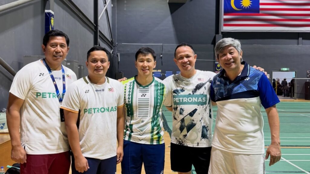 Marcus Fernaldi Gideon trains with Malaysian national badminton players during a session at the Academy of Badminton Malaysia (ABM) in Kuala Lumpur. (Photo: Marcus Fernaldi Gideon's Facebook)