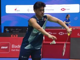 Mohd Haikal apologizes to coach Herry Iman Pierngadi after withdrawing from the Swiss Open. (Photo: BWF)