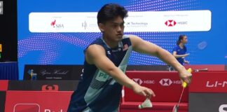 Mohd Haikal apologizes to coach Herry Iman Pierngadi after withdrawing from the Swiss Open. (Photo: BWF)