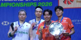 Kim Won-ho/Seo Seung-jae and Aaron Chia/Soh Wooi Yik pose for pic during the 2026 All England awards ceremony. (Photo: BWF)