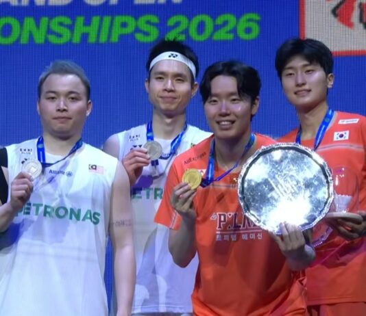 Kim Won-ho/Seo Seung-jae and Aaron Chia/Soh Wooi Yik pose for pic during the 2026 All England awards ceremony. (Photo: BWF)