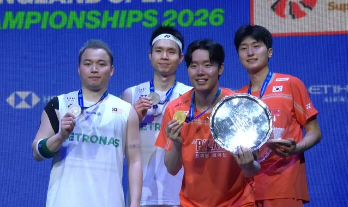 Kim Won-ho/Seo Seung-jae and Aaron Chia/Soh Wooi Yik pose for pic during the 2026 All England awards ceremony. (Photo: BWF)