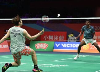 Ayush Shetty (R) shocks Kunlavut Vitidsarn (L) to reach the 2026 BAC final, where he faces China’s Shi Yuqi. (Photo: AFP)