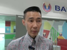 Lee Chong Wei addressed reporters during a visit to the Badminton Academy Malaysia, where he watched the national badminton team train ahead of the Thomas Cup. (Photo: Bernama)