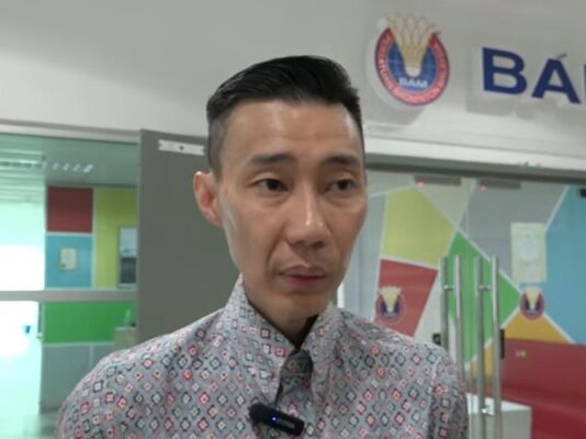 Lee Chong Wei addressed reporters during a visit to the Badminton Academy Malaysia, where he watched the national badminton team train ahead of the Thomas Cup. (Photo: Bernama)