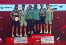 Aaron Chia and Soh Wooi Yik pose alongside Man Wei Chong and Tee Kai Wun with their coaches after an all-Malaysian final at the 2025 Malaysia Masters awards ceremony. (Photo: BWF)