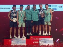 Aaron Chia and Soh Wooi Yik pose alongside Man Wei Chong and Tee Kai Wun with their coaches after an all-Malaysian final at the 2025 Malaysia Masters awards ceremony. (Photo: BWF)