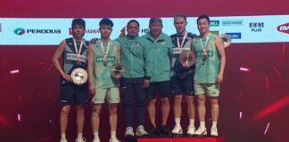 Aaron Chia and Soh Wooi Yik pose alongside Man Wei Chong and Tee Kai Wun with their coaches after an all-Malaysian final at the 2025 Malaysia Masters awards ceremony. (Photo: BWF)