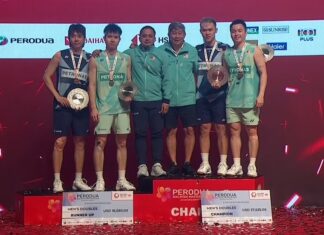 Aaron Chia and Soh Wooi Yik pose alongside Man Wei Chong and Tee Kai Wun with their coaches after an all-Malaysian final at the 2025 Malaysia Masters awards ceremony. (Photo: BWF)