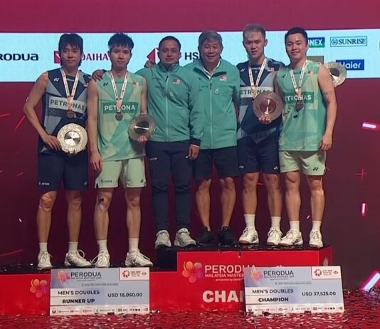Aaron Chia and Soh Wooi Yik pose alongside Man Wei Chong and Tee Kai Wun with their coaches after an all-Malaysian final at the 2025 Malaysia Masters awards ceremony. (Photo: BWF)