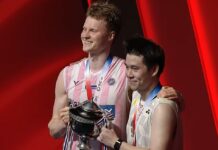 Denmark badminton star Anders Antonsen (L) captured the Thailand Open 2026 crown after a thrilling comeback victory against Thailand’s Kunlavut Vitidsarn in the final. (Photo: AFP)