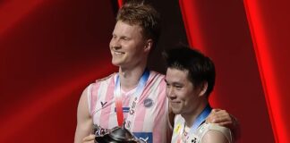 Denmark badminton star Anders Antonsen (L) captured the Thailand Open 2026 crown after a thrilling comeback victory against Thailand’s Kunlavut Vitidsarn in the final. (Photo: AFP)