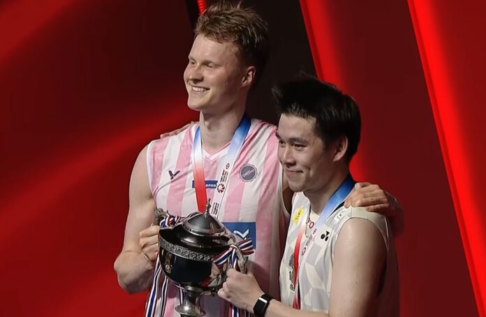 Denmark badminton star Anders Antonsen (L) captured the Thailand Open 2026 crown after a thrilling comeback victory against Thailand’s Kunlavut Vitidsarn in the final. (Photo: AFP)