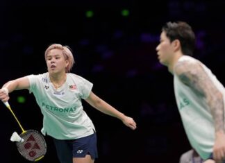 Malaysia’s top badminton mixed doubles pair Chen Tang Jie-Toh Ee Wei celebrate crucial victory at the 2026 Malaysia Masters in front of passionate home supporters. (Photo: AFP)