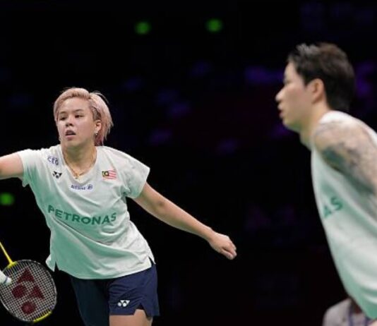 Malaysia’s top badminton mixed doubles pair Chen Tang Jie-Toh Ee Wei celebrate crucial victory at the 2026 Malaysia Masters in front of passionate home supporters. (Photo: AFP)