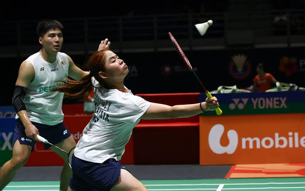 Malaysian mixed doubles pair Jimmy Wong and Cheng Su Yin celebrating their massive badminton upset against world number ones at the Singapore Open. (Photo: Bernama)