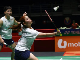 Malaysian mixed doubles pair Jimmy Wong and Cheng Su Yin celebrating their massive badminton upset against world number ones at the Singapore Open. (Photo: Bernama)