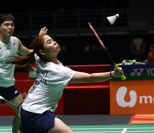 Malaysian mixed doubles pair Jimmy Wong and Cheng Su Yin celebrating their massive badminton upset against world number ones at the Singapore Open. (Photo: Bernama)