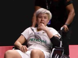 Toh Ee Wei broke down in tears as she was wheeled off the court following her injury. (Photo: BWF)