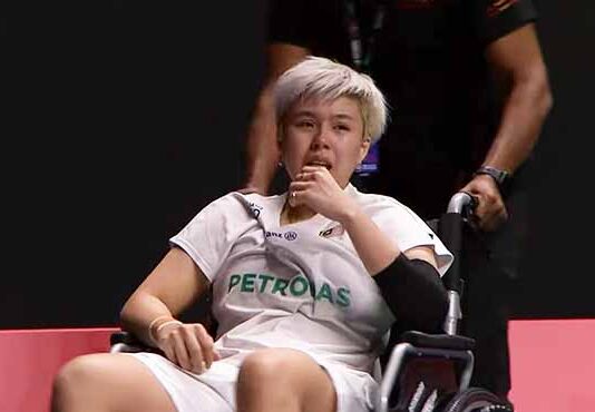 Toh Ee Wei broke down in tears as she was wheeled off the court following her injury. (Photo: BWF)